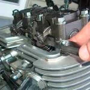 mecanico reparador ajustando as valvulas do motor da moto